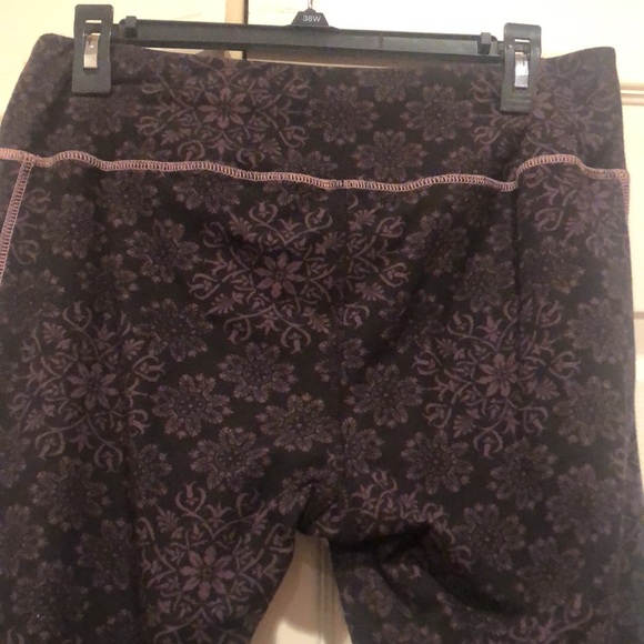 C Active -Large Athletic Pants Black Purple Design -Lace Inset at Outside Ankle - Picture 5 of 7